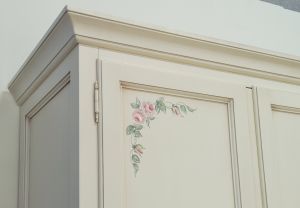 Armadio in legno per camera da letto stile classico con finitura dipinta a mano